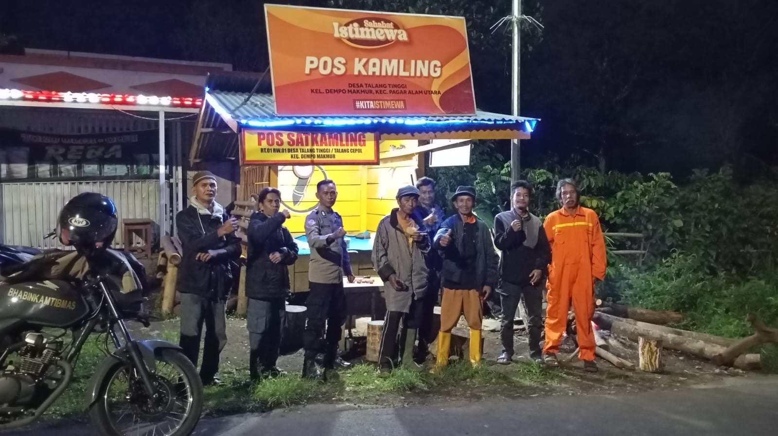 Bhabinkamtibmas Dempo Makmur Cek Pos Kamling, Pastikan Situasi Malam Tetap Kondusif