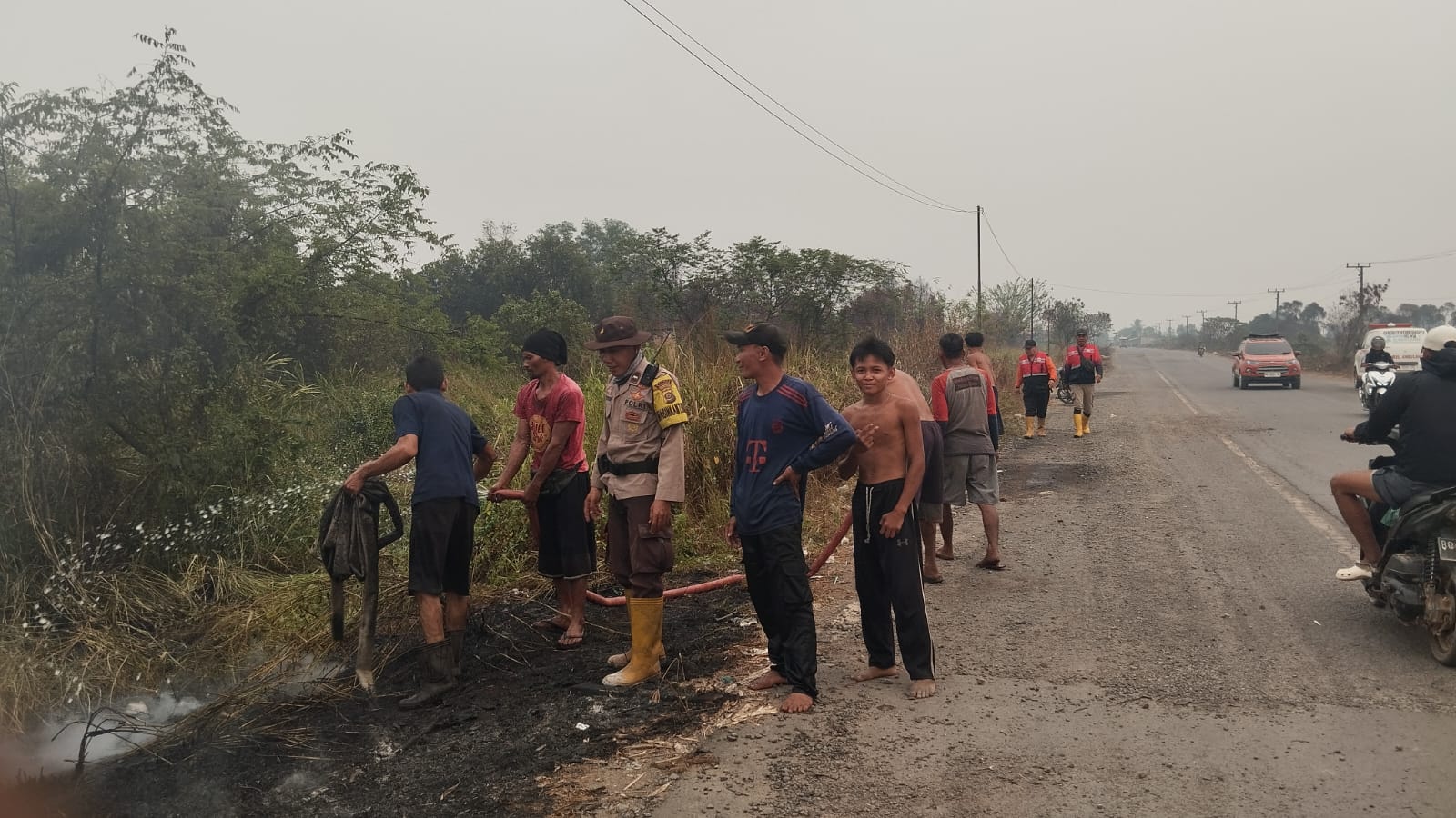 Respons Laporan Warga, Polisi dan MPA Padamkan Karhutla di Sungai Pinang