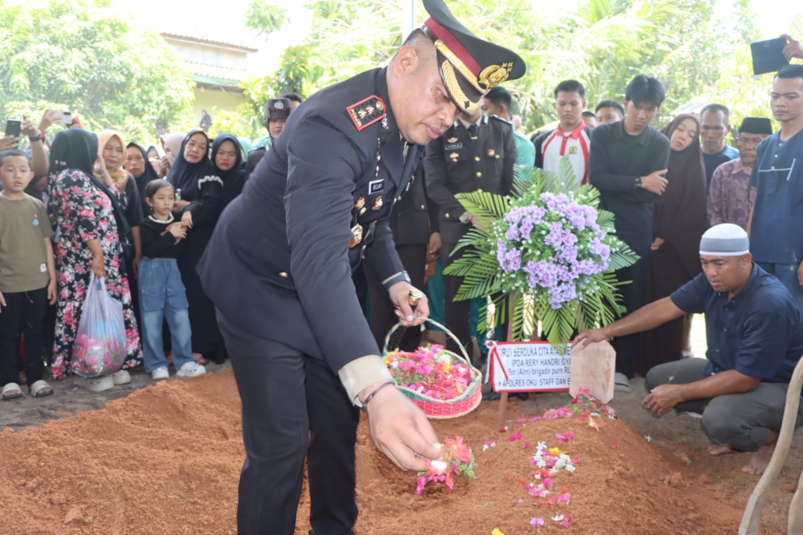 Kapolres OKU Pimpin Upacara Penyerahan Jenazah dan Pemakaman Alm. Ipda Rery, S.H.