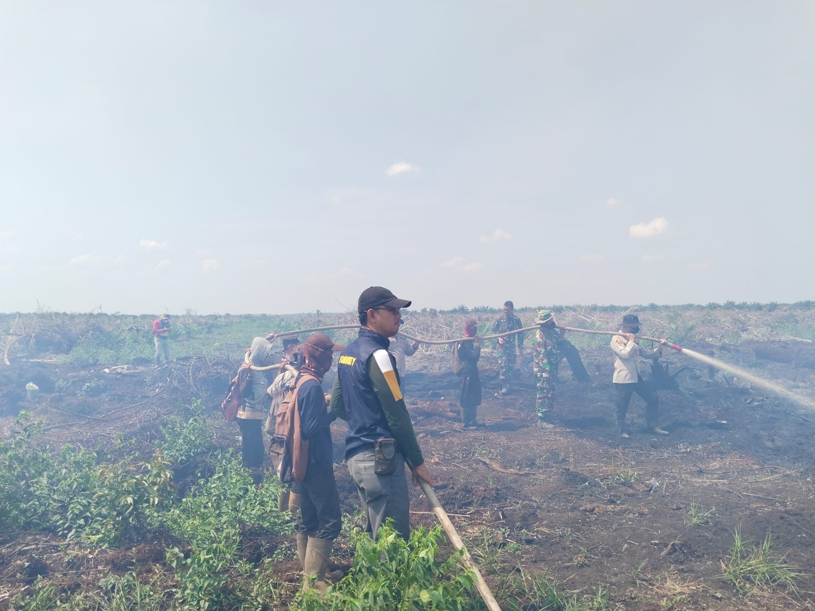 *Titik Api Tinggi di OKI, Polres OKI dan Warga Berjibaku Padamkan Karhutla*