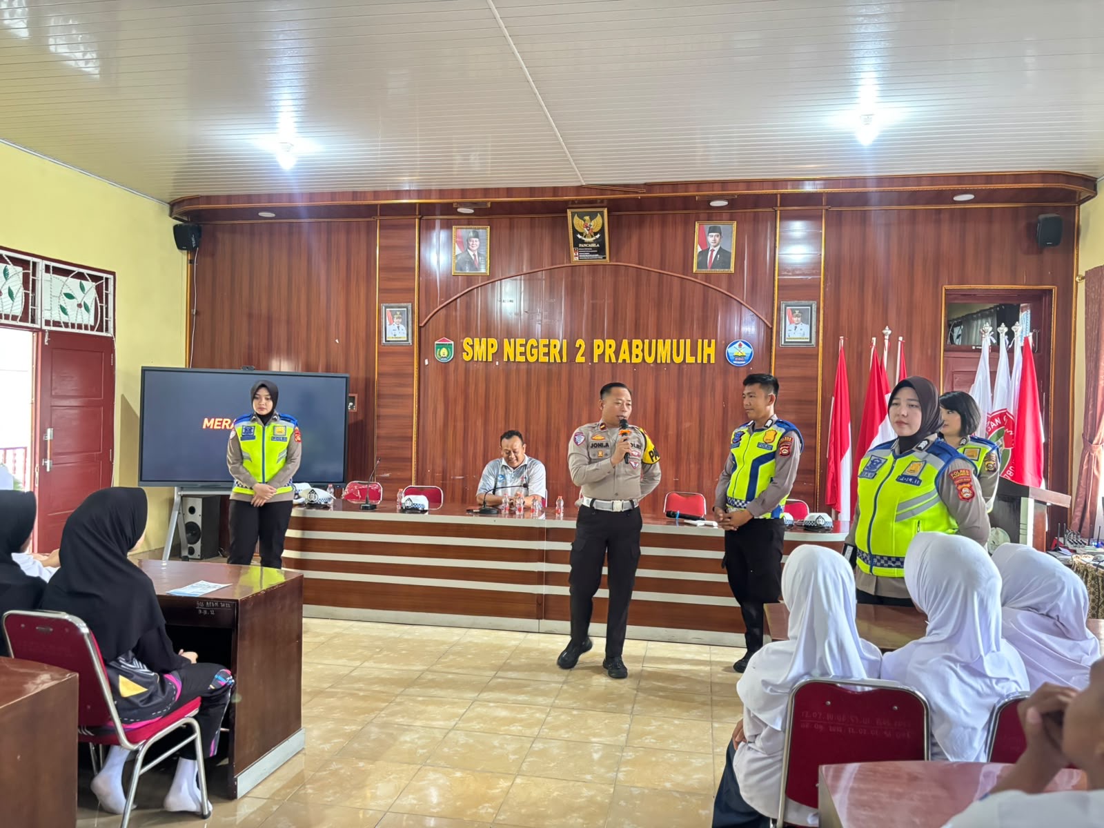 JARING BIBIT UNGGUL, SATLANTAS POLRES PRABUMULIH SOSIALISASIKAN SMA TARUNA KEMALA BHAYANGKARA DI SMP NEGERI 2 PRABUMULIH