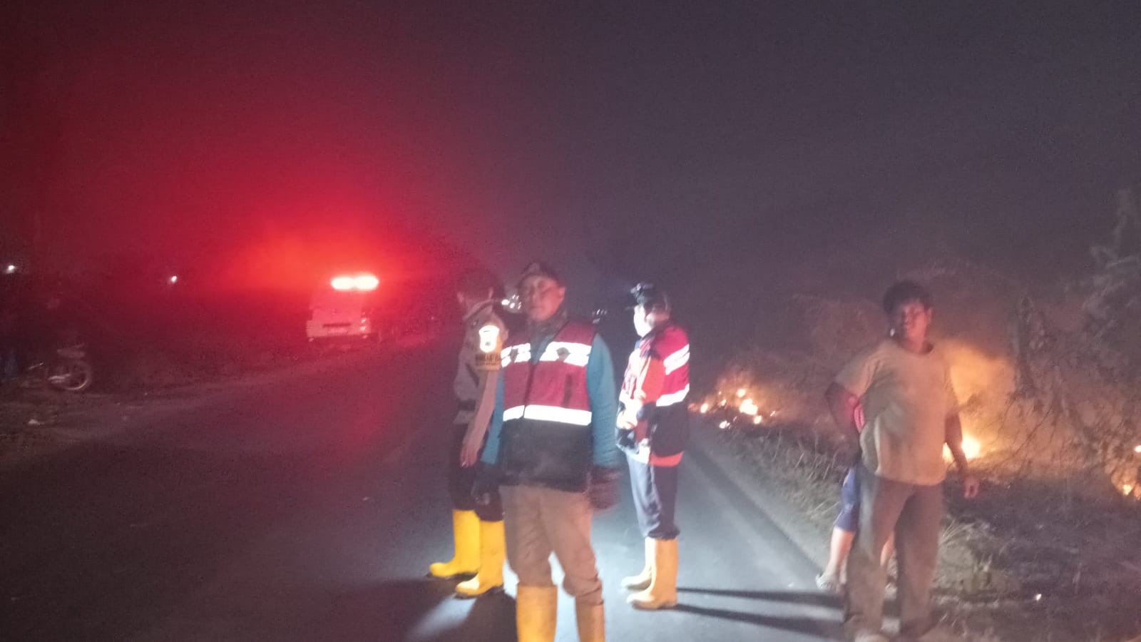 Respons Laporan Warga, Polisi dan MPA Padamkan Karhutla di Sungai Pinang