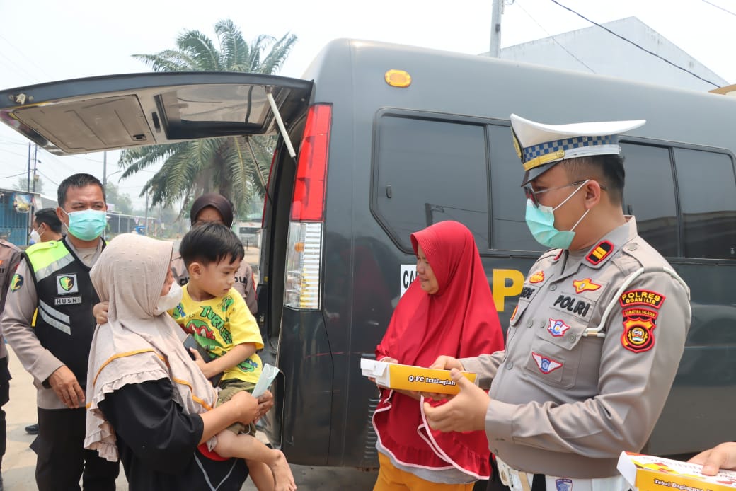 Bantu Sesama,"Mobil Senyum" Sukses bikin Anak-Anak dan Warga Bahagia