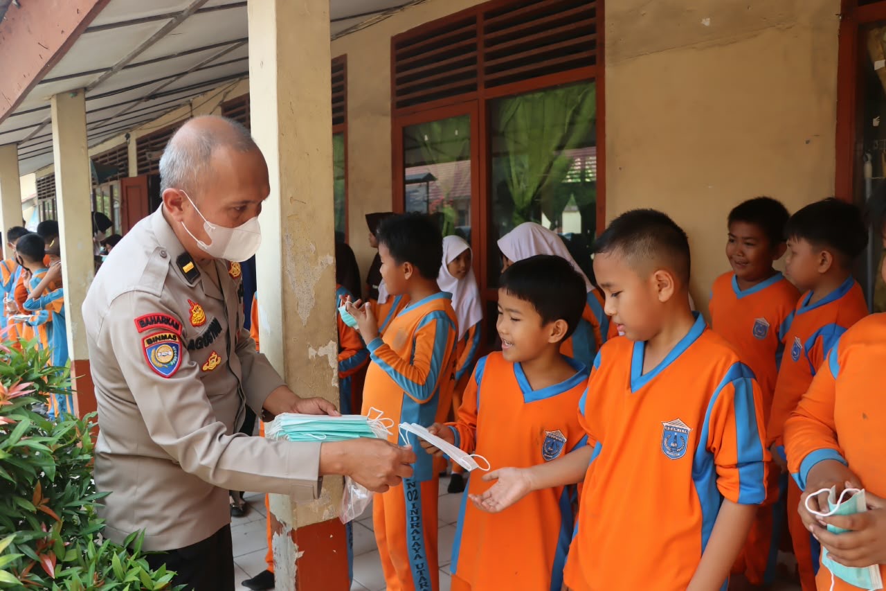 Antisipasi ISPA Akibat Karhutla, Polres Ogan Ilir Bagikan Ratusan Masker ke Siswa SDN 2 Indralaya