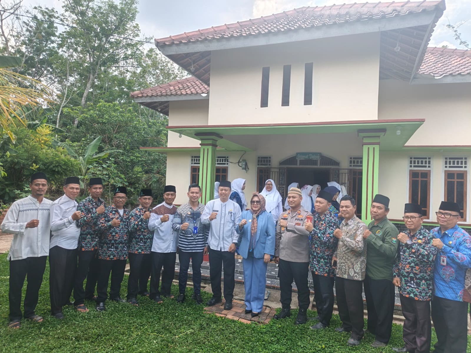 Kapolsek Rambang Hadiri Pelantikan Pengurus BKMT Se-Kecamatan Rambang Periode 2026–2031