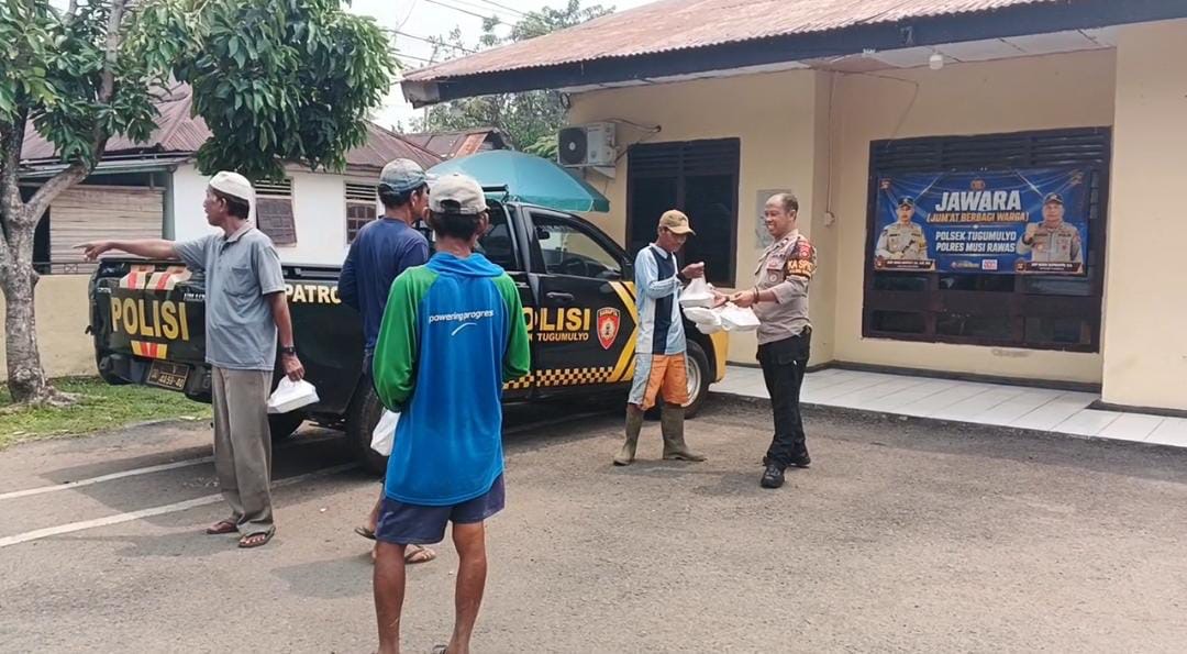 Berbagi Kebahagiaan di Hari Jumat, Polsek Tugumulyo Bagikan Puluhan Paket Makanan Lewat Program "JAWARA"
