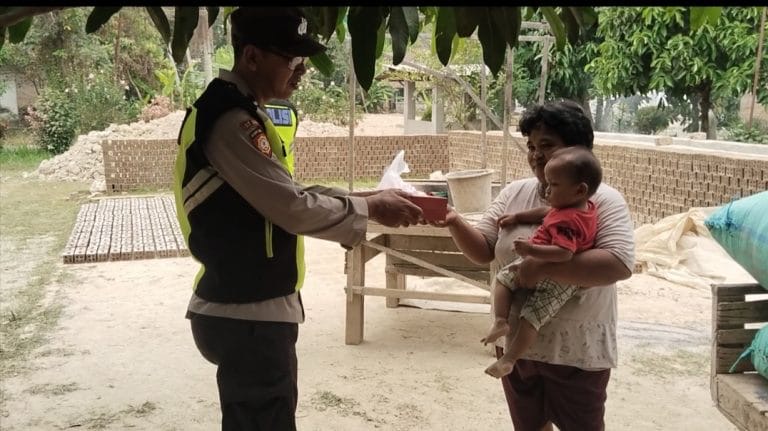 Wujud Kepedulian Sosial, Polsek Belitang I Gelar Aksi Sedekah dan Berbagi kepada Masyarakat