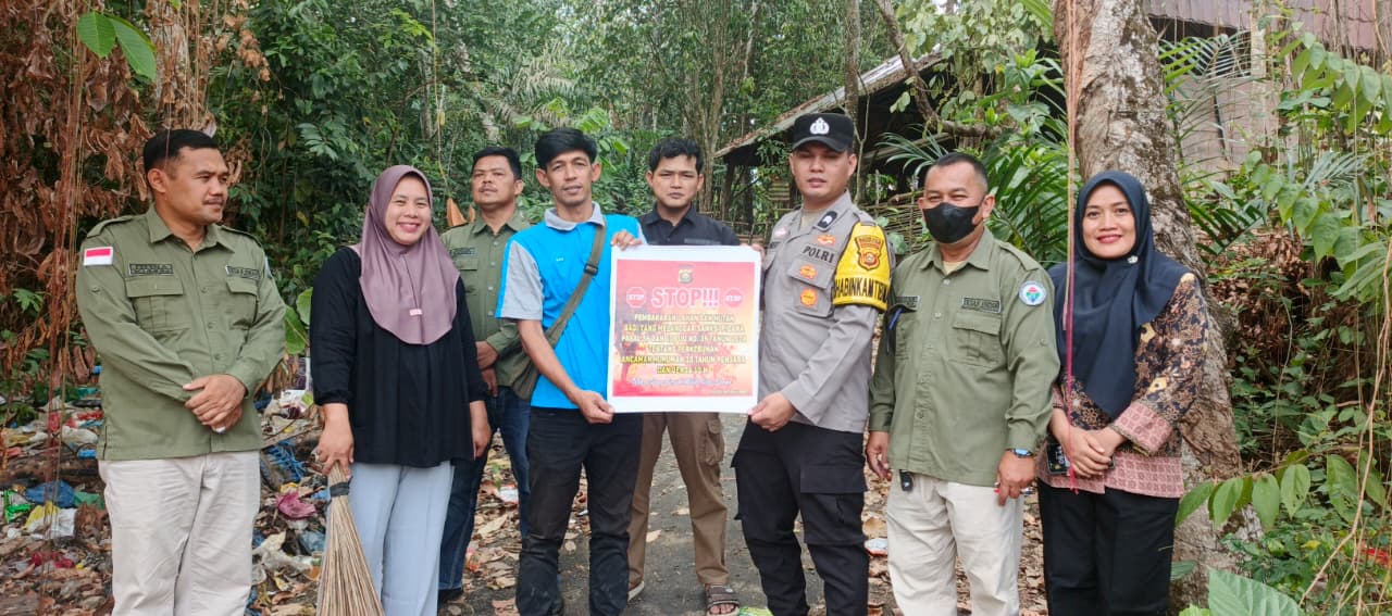 Bhabinkamtibmas Polsek Baturaja Barat Bersama Perangkat Desa dan Babinsa Mitigasi Karhutlah