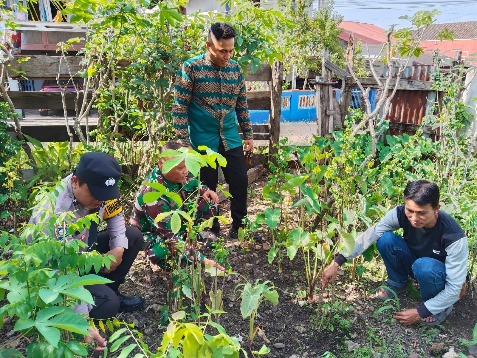 Bhabinkamtibmas Polres OKU Sambangi Pekarangan Warga yang Dimanfaatkan sebagai Lahan Tanaman