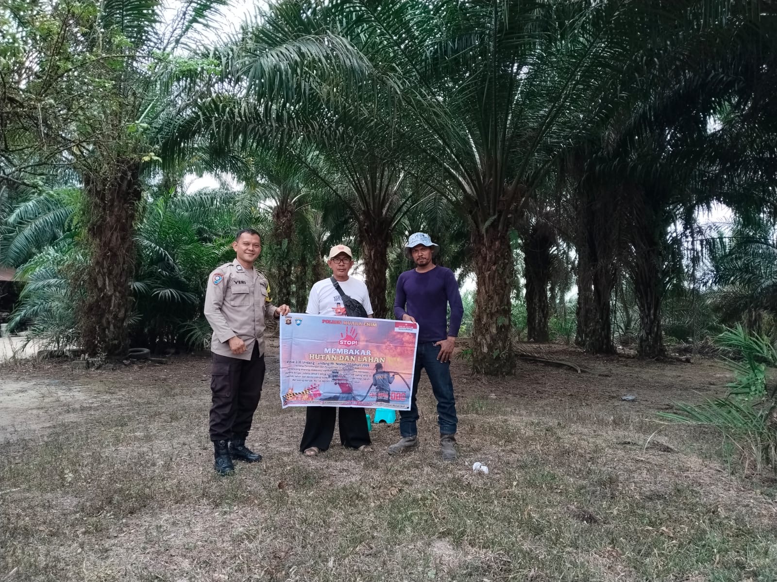 Bhabinkamtibmas Polres Muara Enim Gencarkan Mitigasi Karhutla di Desa Muara Harapan