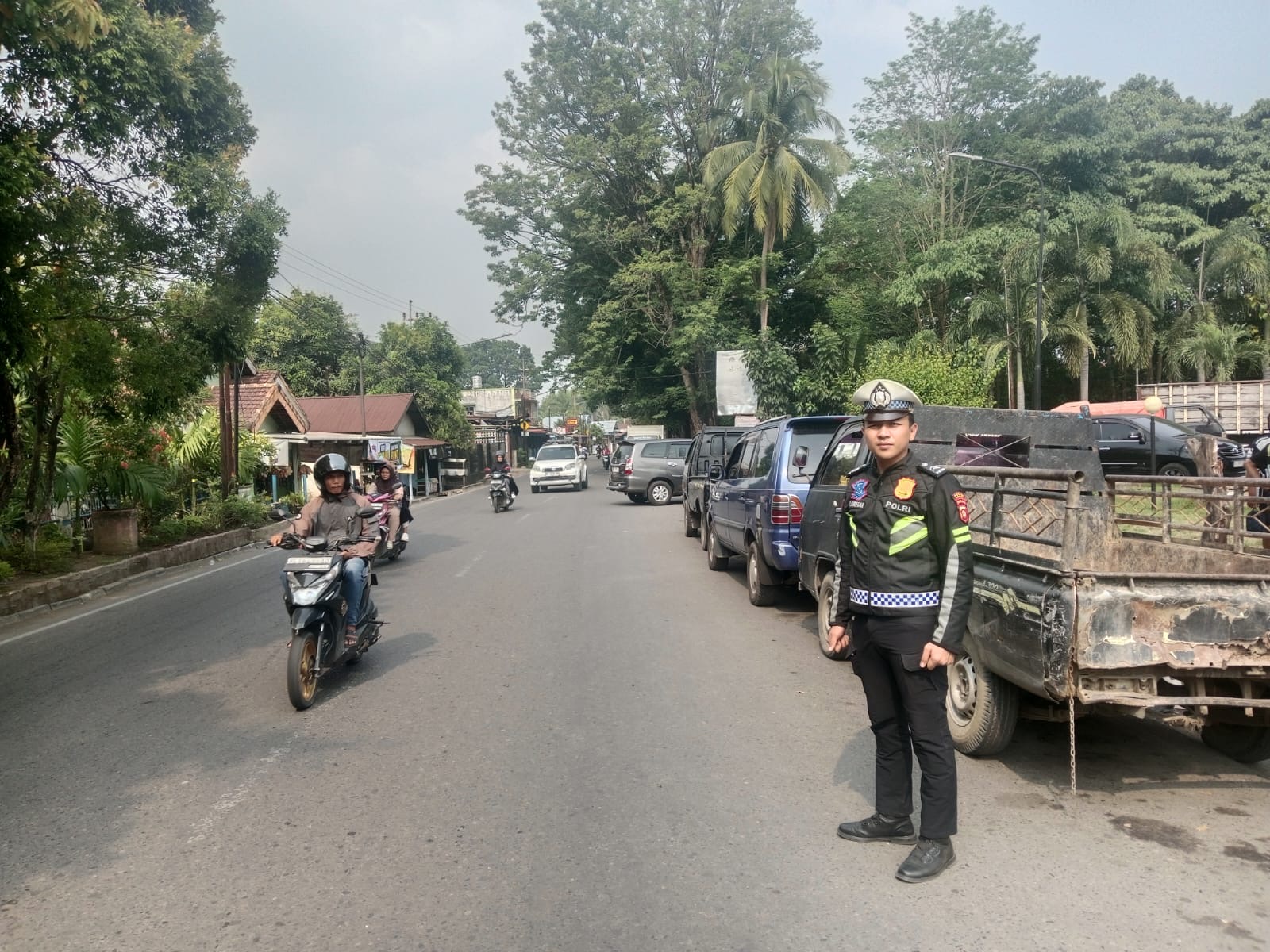 Piket Lantas Polres Lahat Pantau dan Atur Arus Lalu Lintas di SPBU Bandar Agung