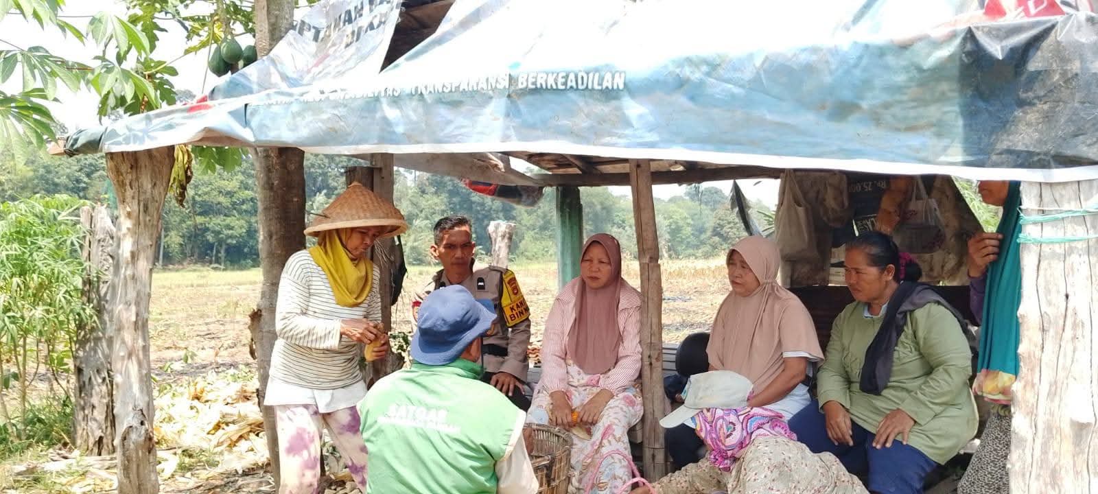 Polsek Kota Lahat Gencarkan Sosialisasi STOP KARHUTLA di Desa Padang Lengkuas