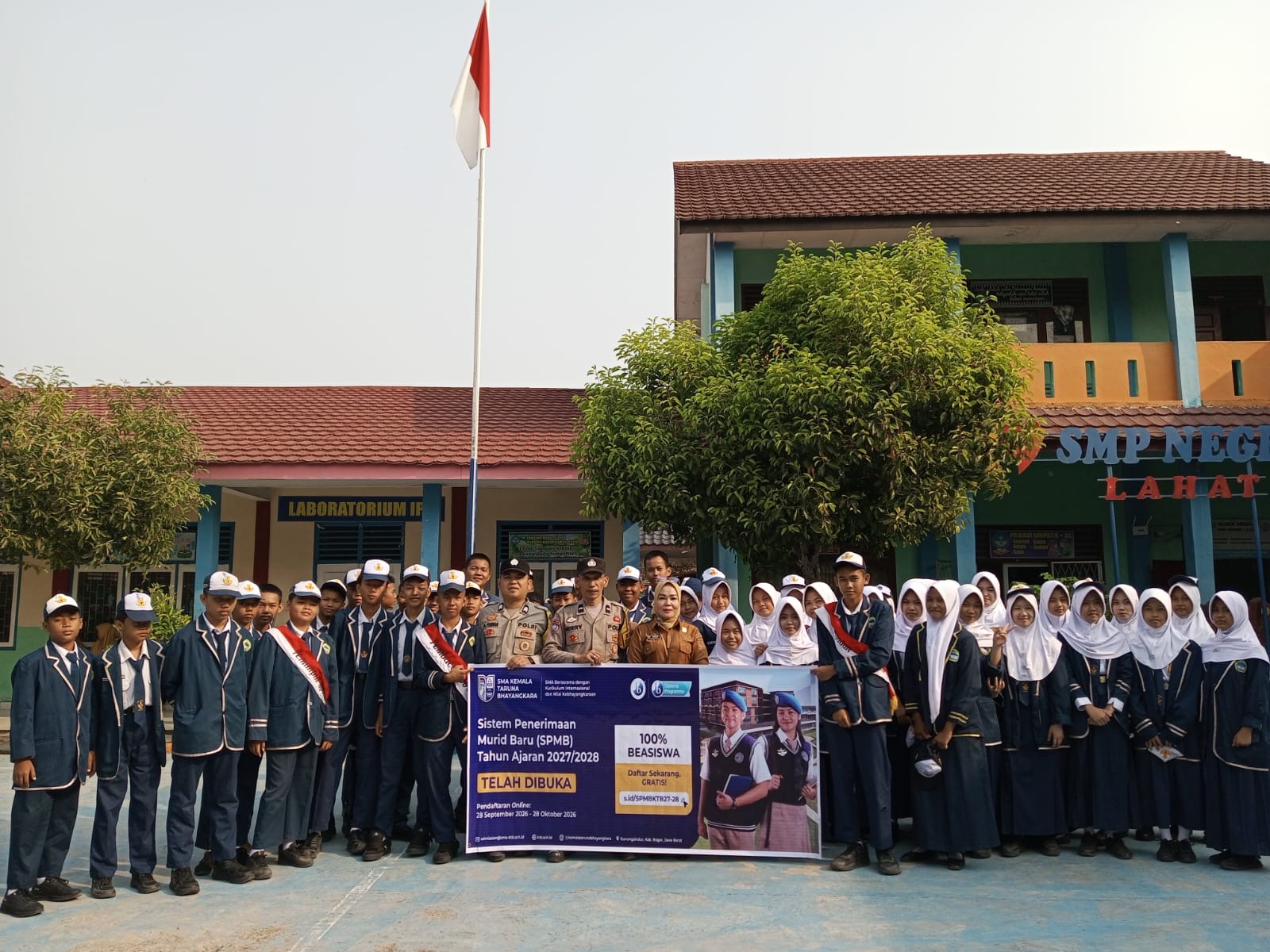 Polsekta Lahat Sosialisasikan SPMB SMA Kemala Taruna Bhayangkara kepada Pelajar SMPN 1 Lahat