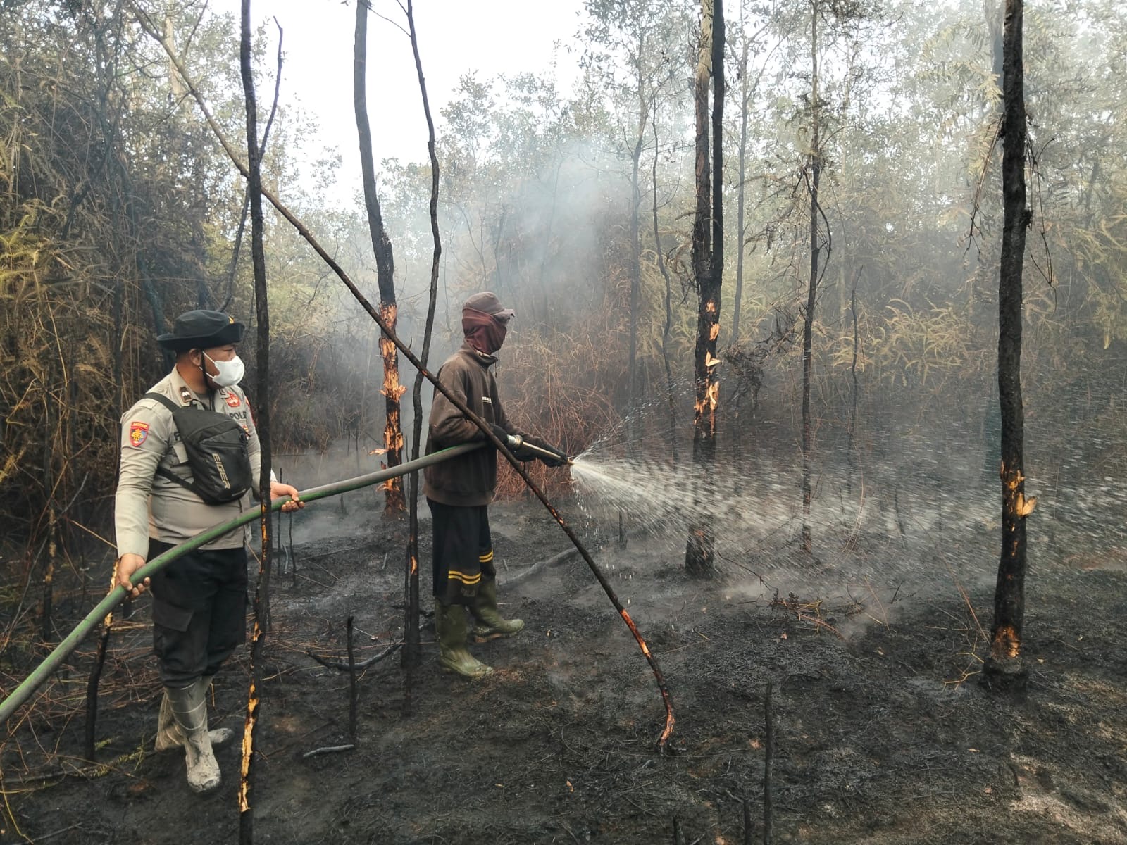 Sisir Lahan Rawan, Polsek Pampangan Bersama Tim Gabungan Cegah Karhutla di Jungkal