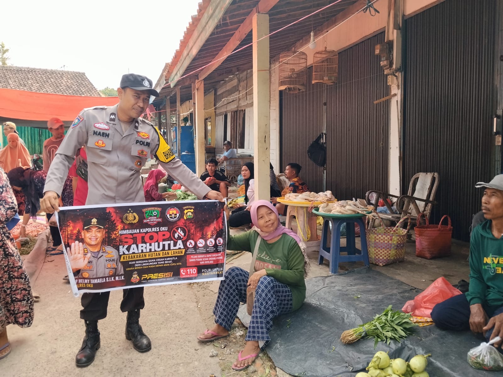 Bhabinkamtibmas Polsek Sinar Peninjauan Sambangi Pasar Kalangan, Sampaikan Himbauan Larangan Karhutlah