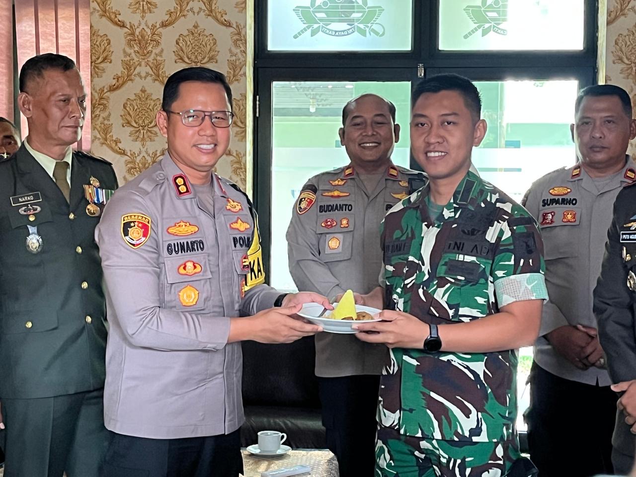 Semarak HUT TNI ke-81, Kapolres Prabumulih Bawa Tumpeng dan Pesan Kebersamaan