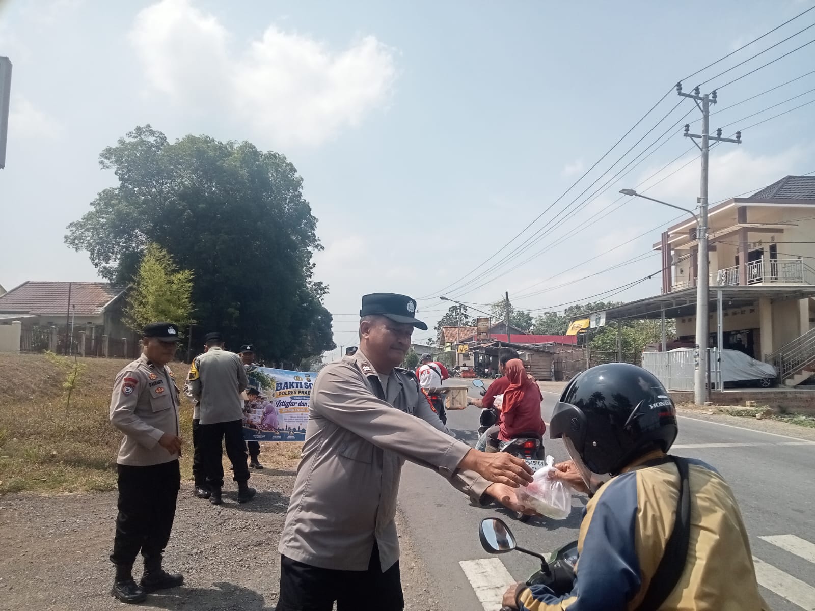 POLSEK RKT BERBAGI, NASI BUNGKUS DISALURKAN KEPADA MASYARAKAT
