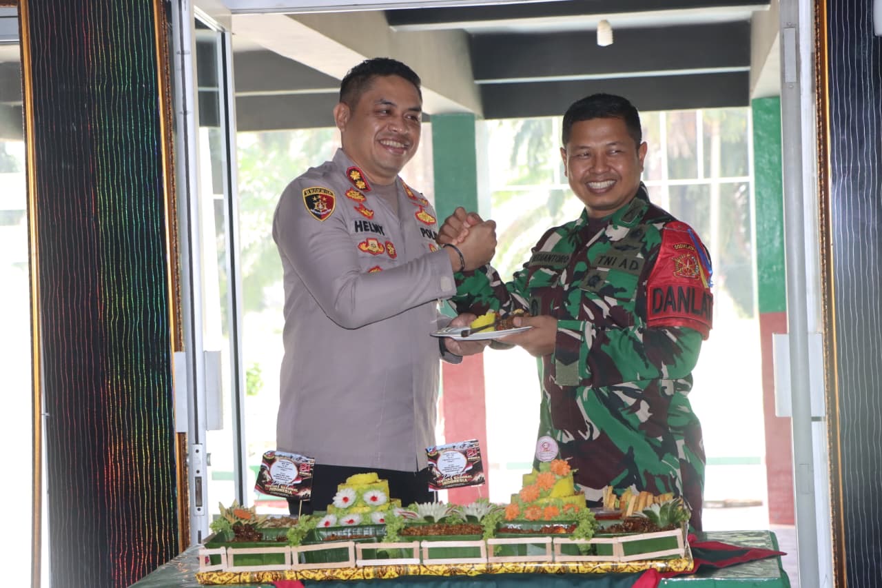 Kapolres OKU Kunjungi Dodiklatpur Rindam II/Sriwijaya, Sampaikan Ucapan dan Bawa Kejutan HUT ke-81 TNI