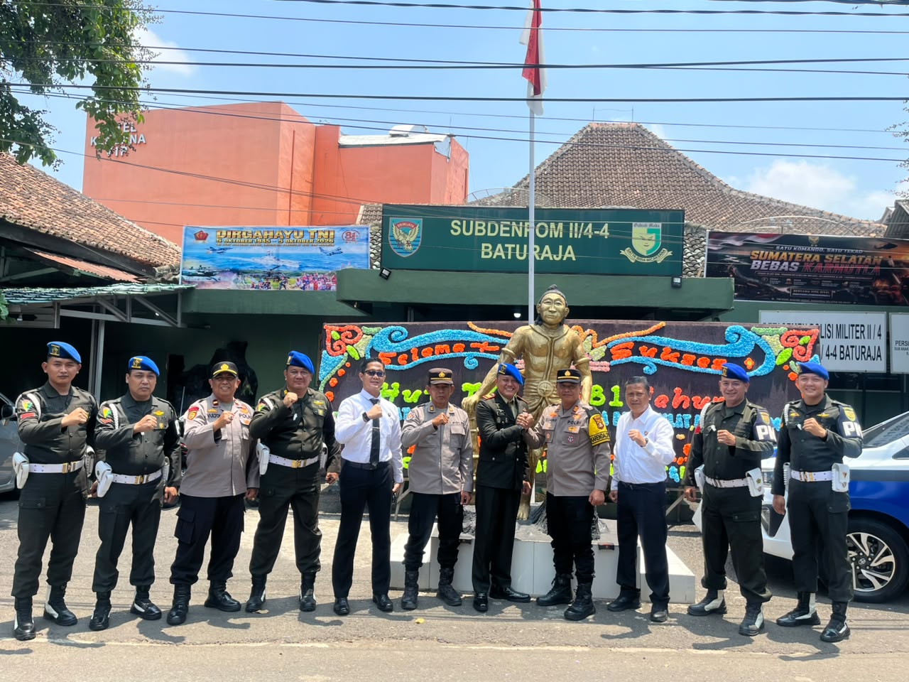 HUT ke-81 TNI, Polres OKU Beri Kejutan Tumpeng ke Subdenpom II/4-4