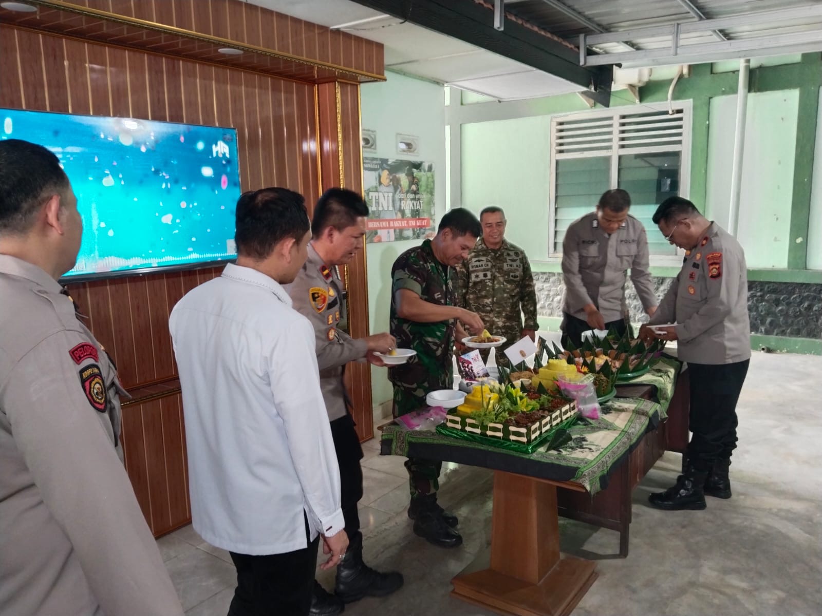 Bawa Tumpeng, Polsek Martapura Rayakan HUT TNI ke-81 Bersama Koramil