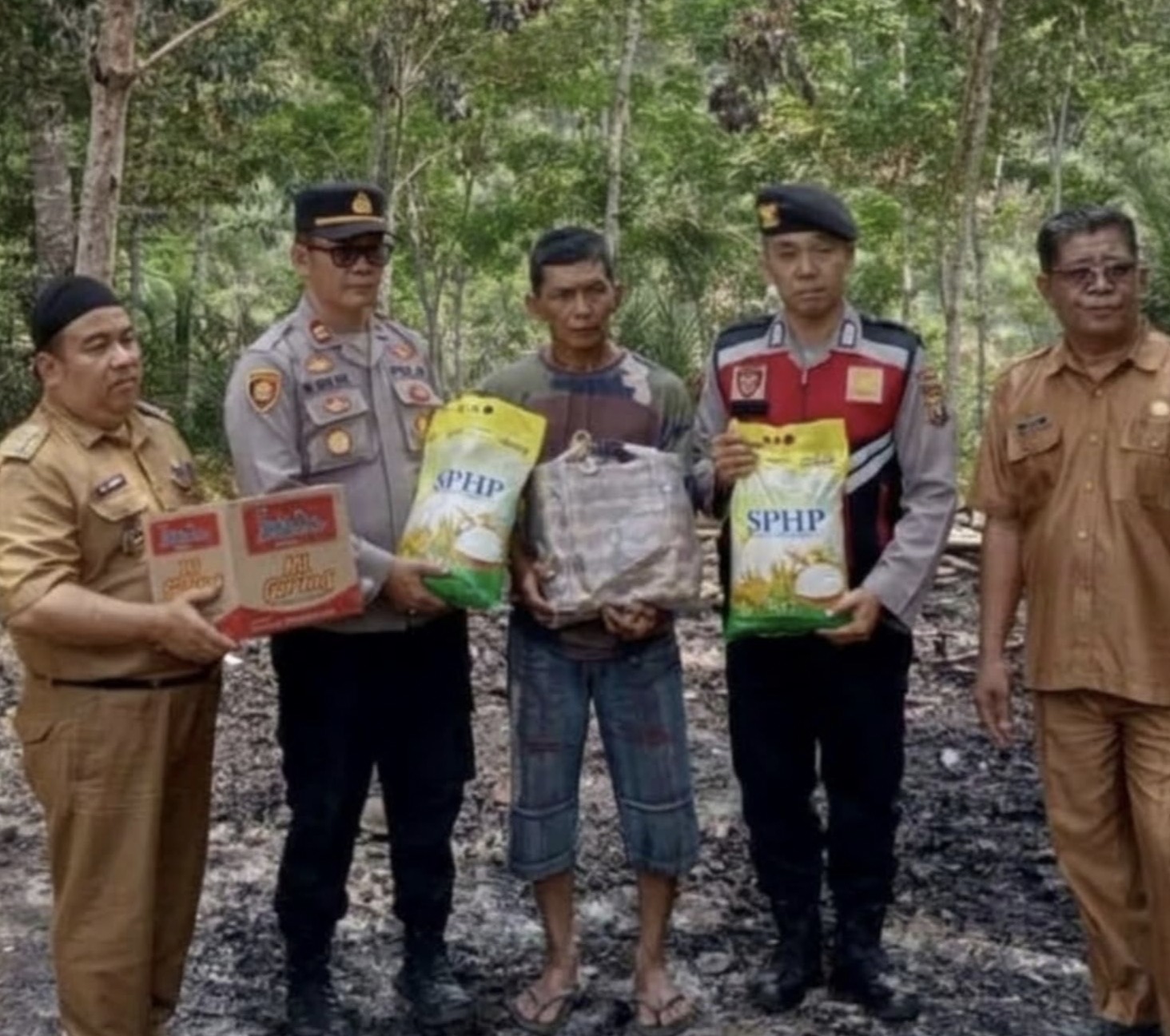 Polsek Jayaloka Polres Musi Rawas Salurkan Bantuan Sosial kepada Korban Kebakaran Rumah di Purwodadi