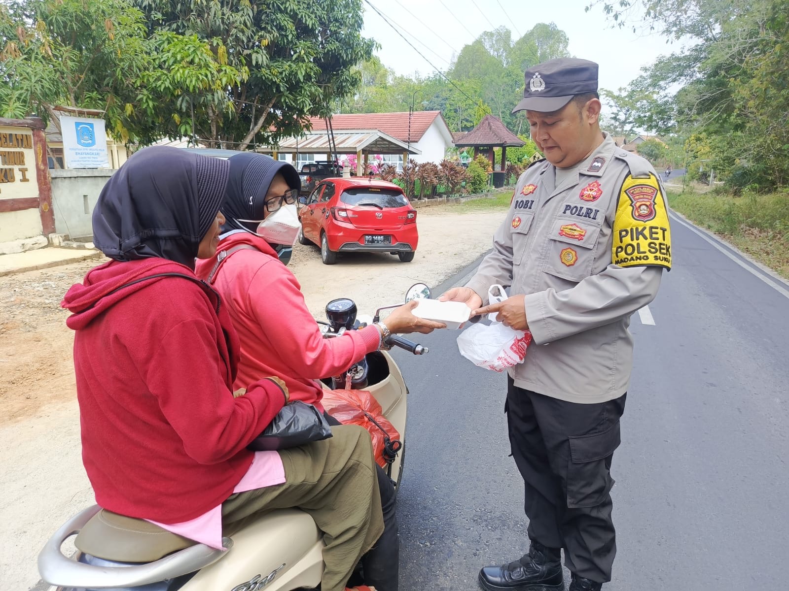 KEGIATAN SEDEKAH DAN BERBAGI PERSONEL POLSEK BUAY MADANG TIMUR POLRES OKU TIMUR
