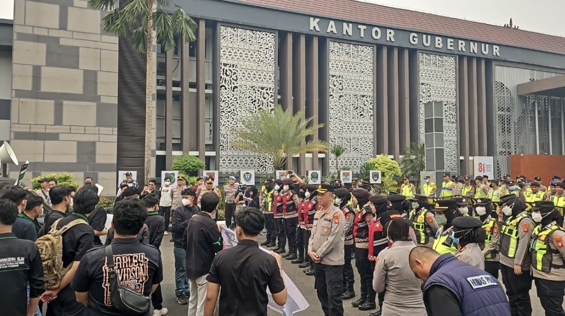 Momen Humanis Kapolrestabes Palembang, Borong Minuman untuk Mahasiswa dan Akhiri Aksi dengan Doa Bersama