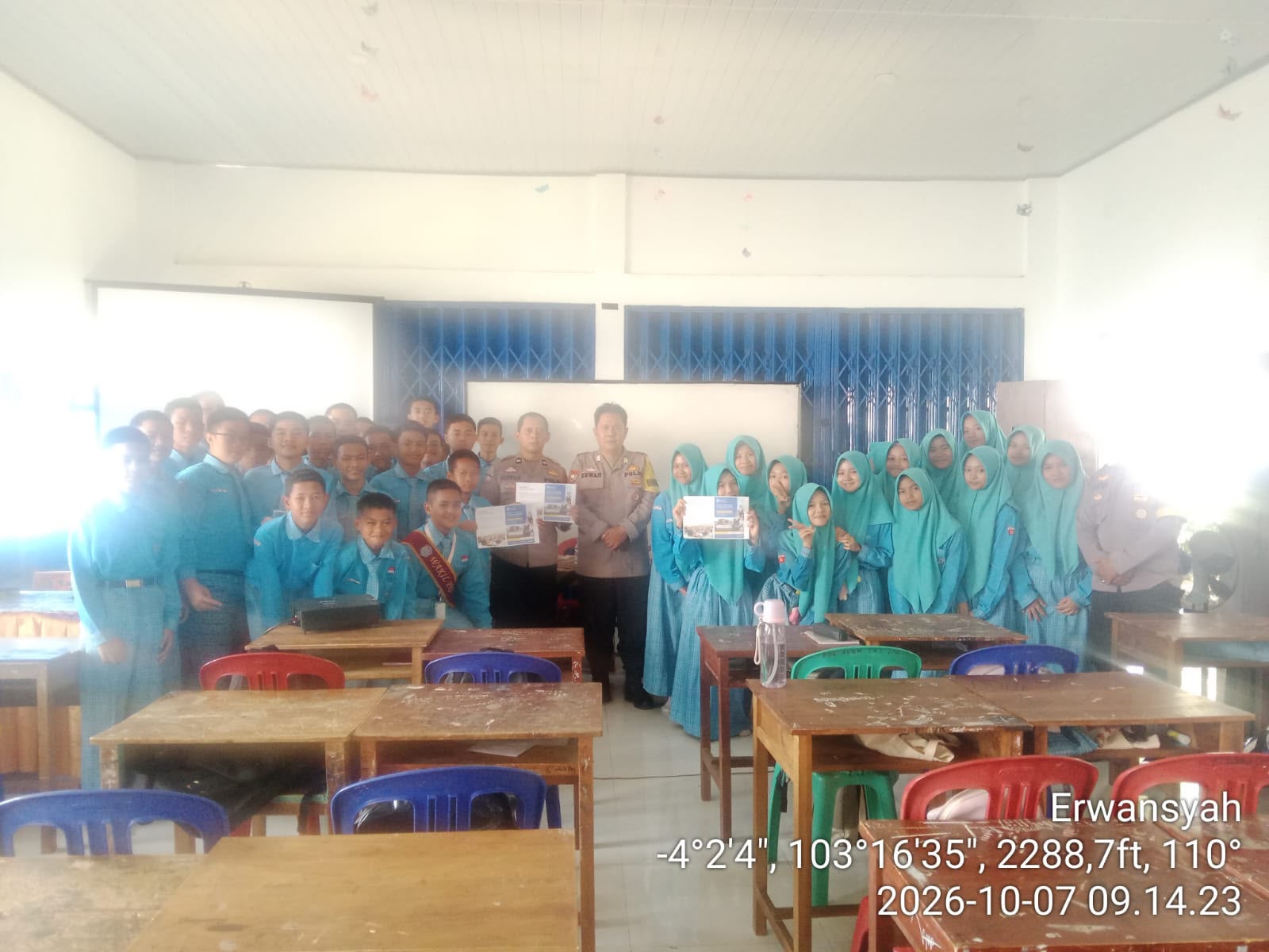 Bhabinkamtibmas Ulu Rurah Sosialisasikan SMA Kemala Taruna Bhayangkara kepada Siswa SMPN 8 Pagar Alam