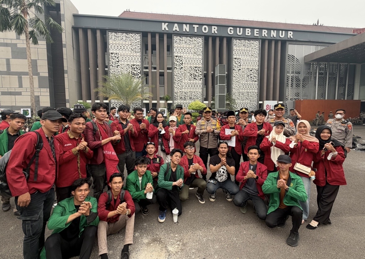 Polisi Bersama Masyarakat, Kapolrestabes Palembang Borong Dagangan Pedagang dan Bagikan Minuman kepada Mahasiswa