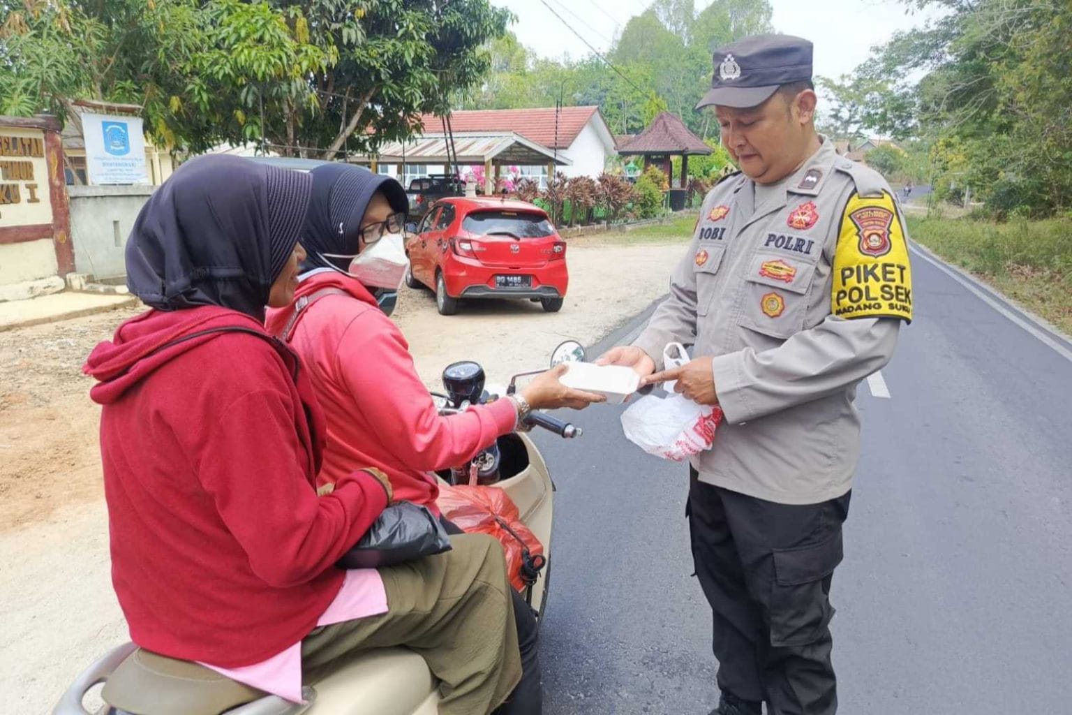 Polsek MDS I Berbagi Paket Makanan kepada Warga, Perkuat Kepedulian Sosial