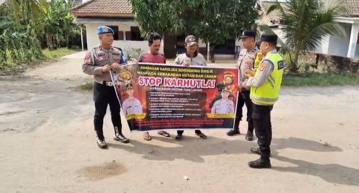 Cegah Karhutla Sejak Dini, Polsek Semendawai Suku III Sosialisasi dan Pasang Banner di Margorejo