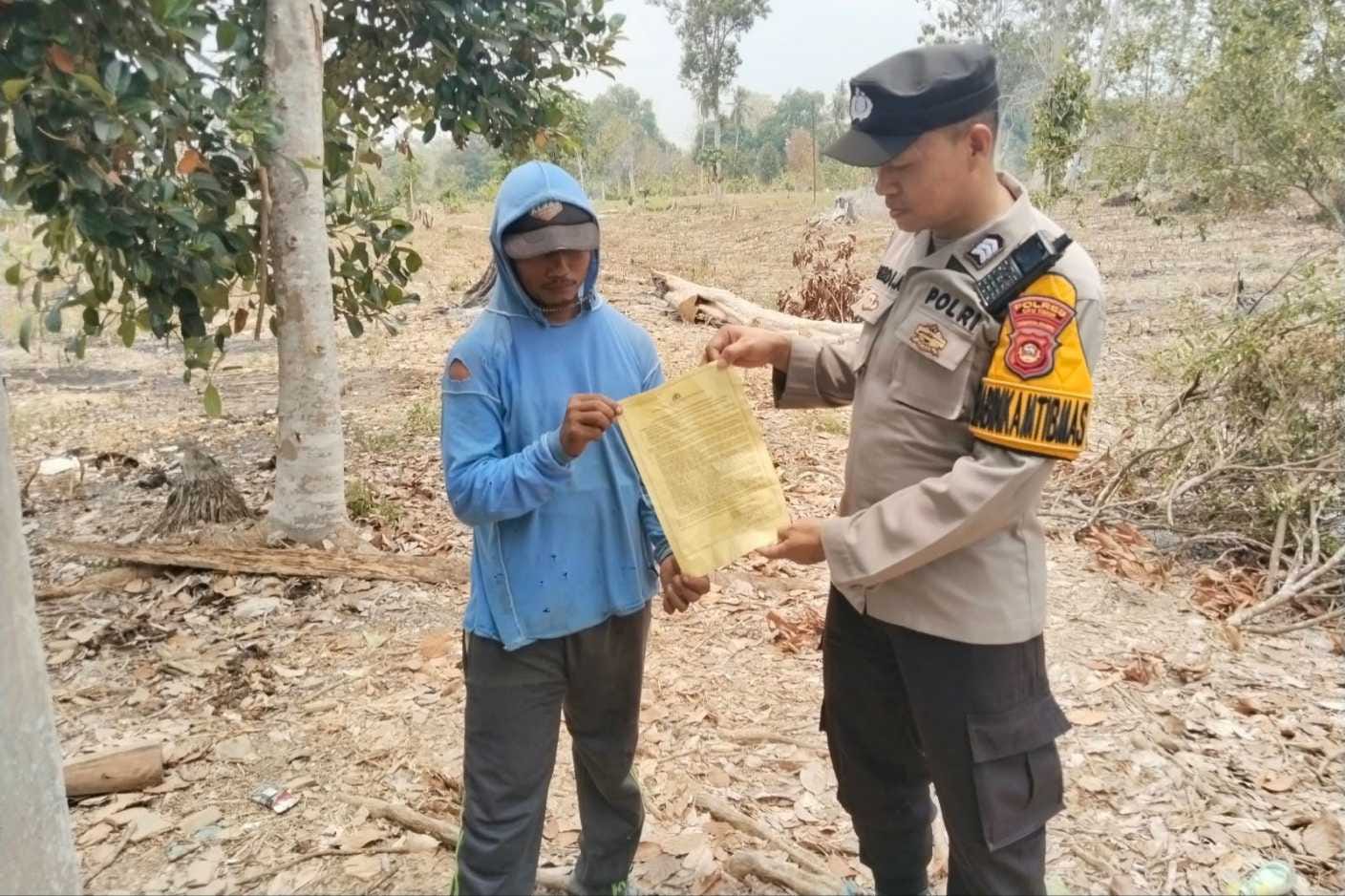 Cegah Karhutla, Bhabinkamtibmas BP Peliung Ingatkan Warga Bahaya Bakar Lahan