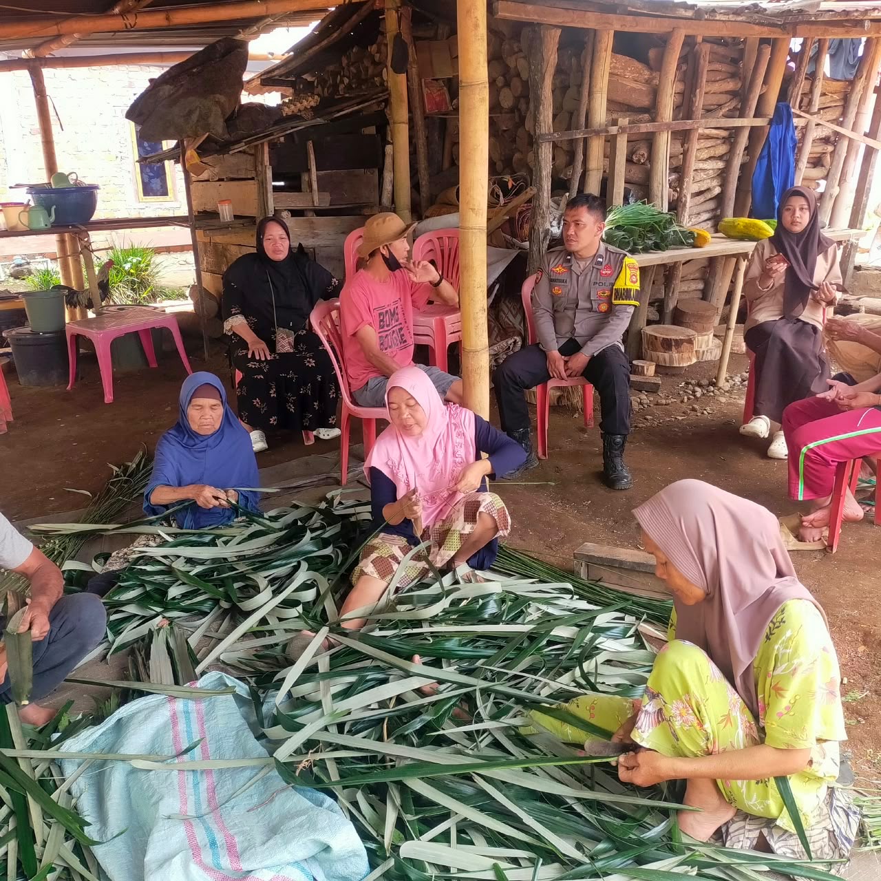Bhabinkamtibmas Jokoh Sambangi Warga, Sampaikan Imbauan Kamtibmas dan Cegah Karhutla