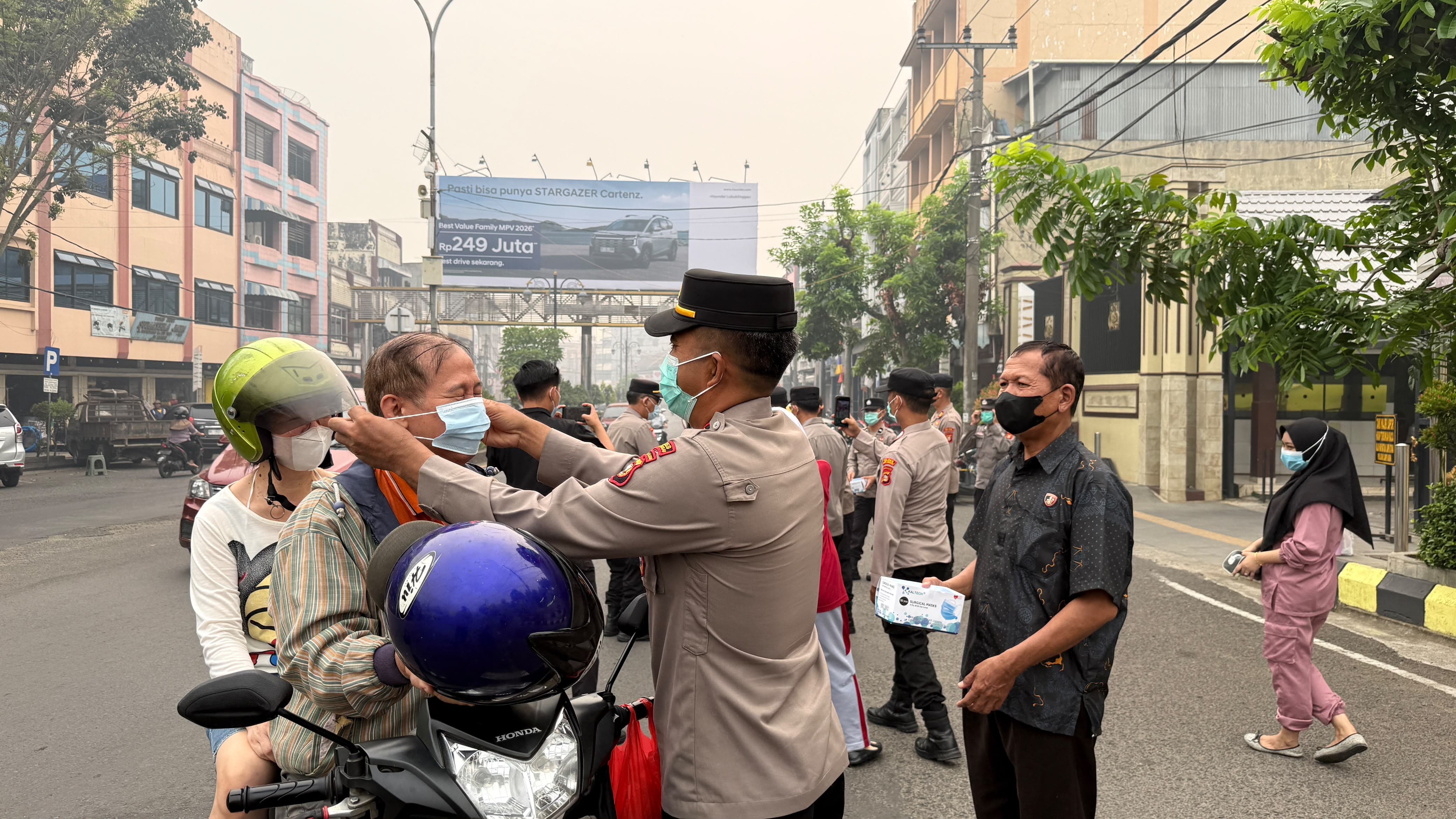 Peduli Dampak Kabut Asap, Polres Lubuk Linggau Bagikan Masker Gratis kepada Pengguna Jalan