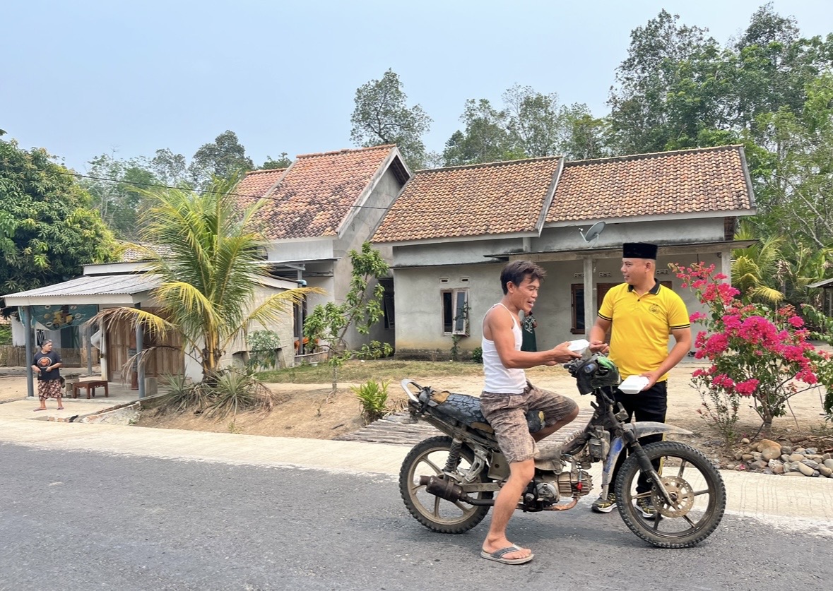 Peduli Sesama Lewat Aksi Sosial Jumat Berkah, Polsek Rambang Hadir Berbagi dengan Masyarakat