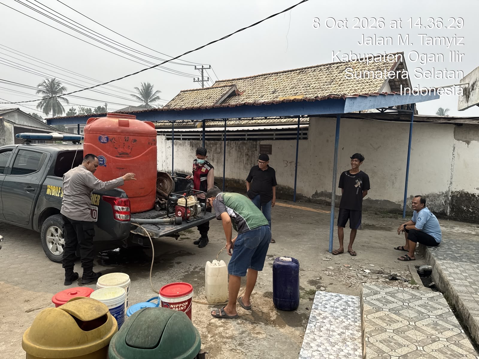 Wujud Kepedulian Polri, Polres Ogan Ilir Salurkan Bantuan Air Bersih Untuk Warga di Masjid Al-Khoiriyyah Timbangan Indralaya
