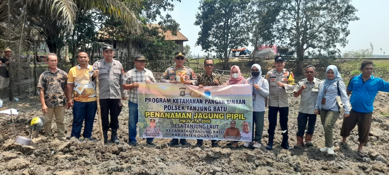 Polsek Tanjung Batu Polres Ogan Ilir Dukung Ketahanan Pangan Lewat Penanaman Jagung di Desa Tanjung Laut