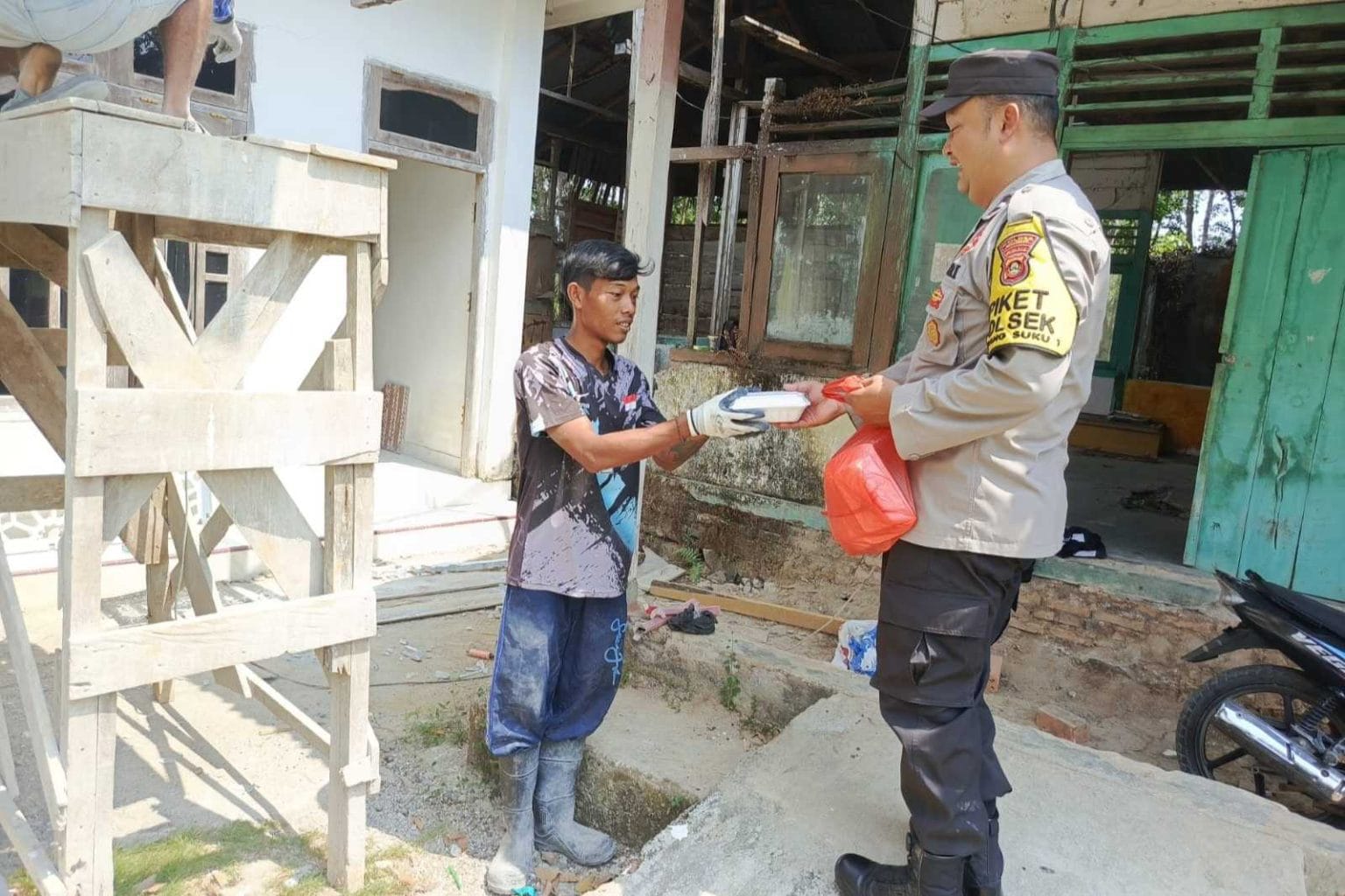 Polsek Madang Suku I Berbagi Makanan, Wujud Kepedulian Polisi kepada Masyarakat