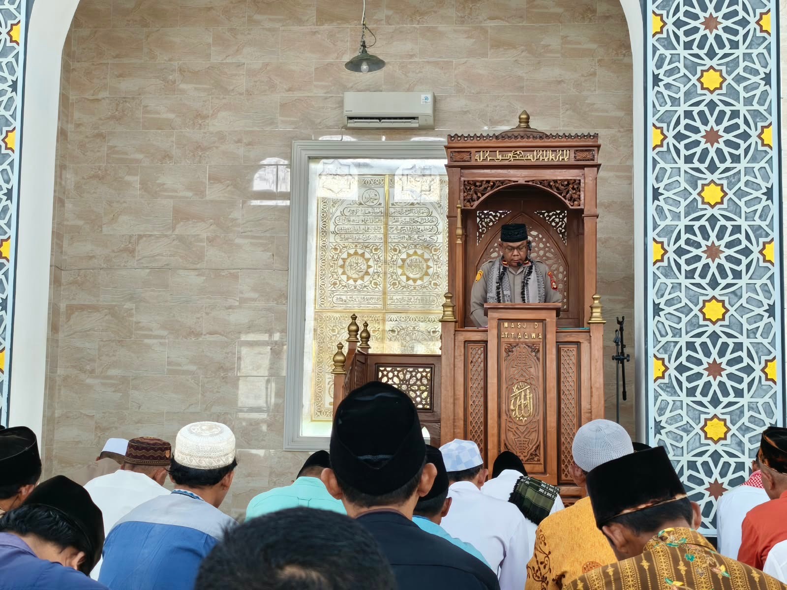 Kapolsek Sinar Peninjauan IPDA Suherman, S.E., Sampaikan Khutbah Jumat di Masjid At-Taqwa Desa Marga Bhakti