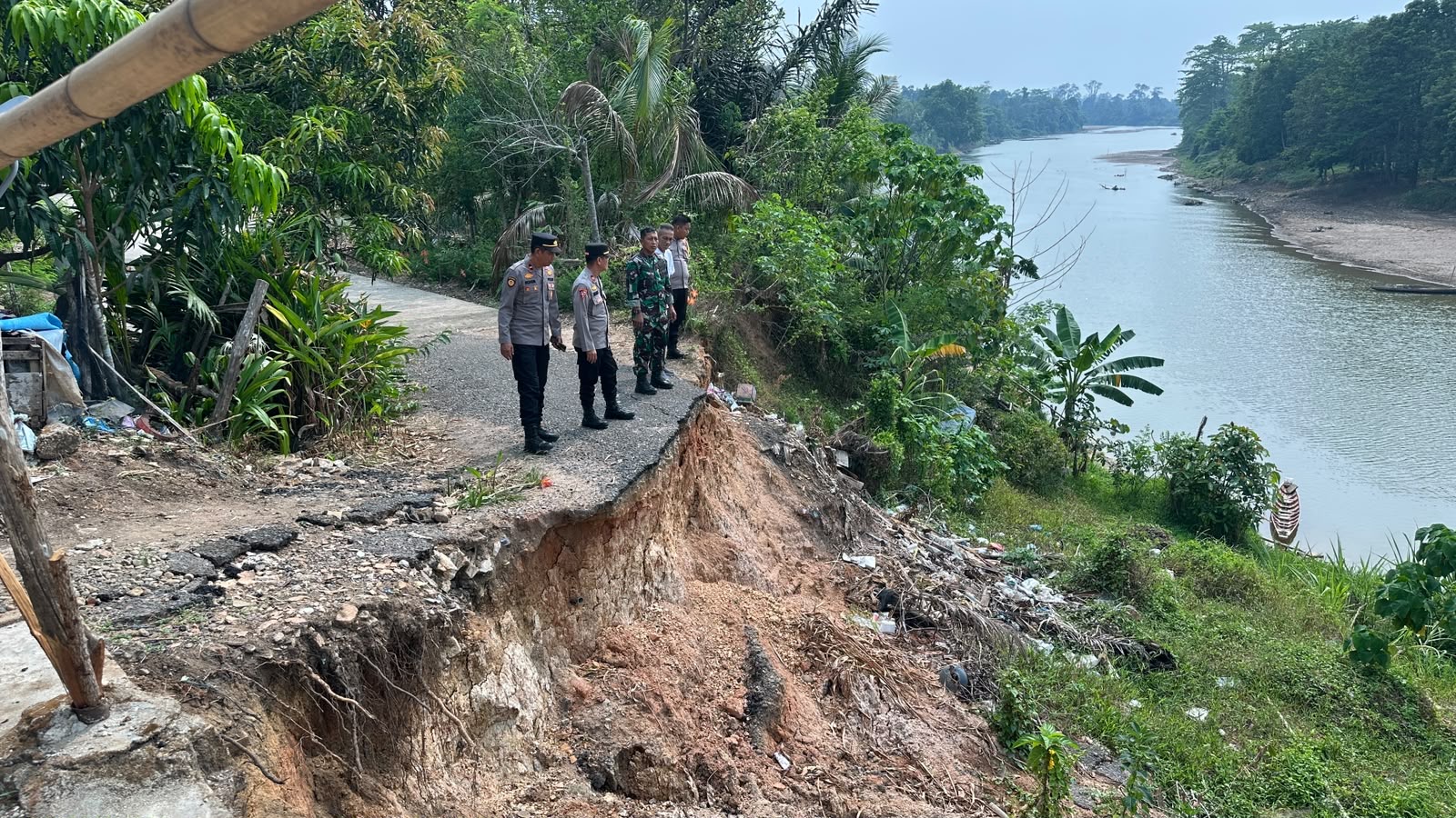 Jalan Lingkar Dusun I Desa Peninjauan Amblas Akibat Tergerus Arus Sungai Ogan, Polsek Peninjauan Lakukan Pengecekan