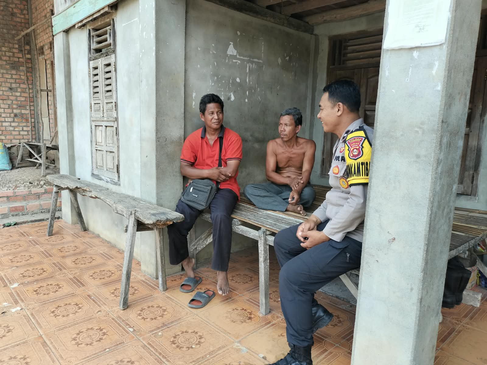 Cegah Karhutla, Bhabinkamtibmas Polsek Prabumulih Barat Edukasi Warga Tanjung Telang agar Tak Membakar Lahan