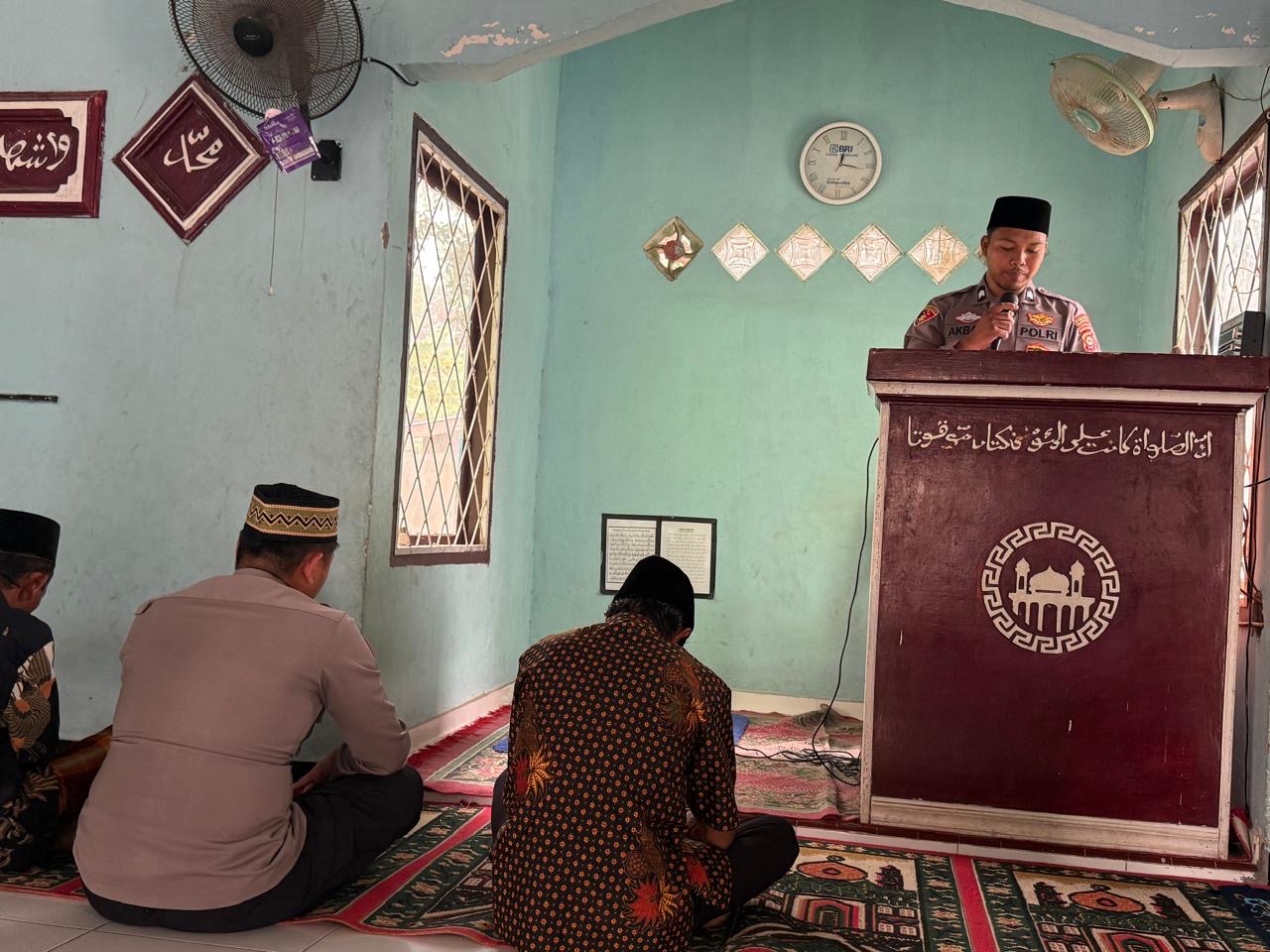 Jumat Keliling, Selain Sampaikan Himbauan Kamtibmas Polsek Rantau Alai Juga Jalin Kedekatan dengan Masyarakat