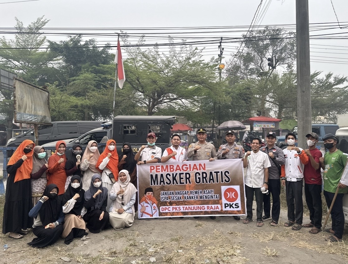 Peduli Dampak Karhutla, Polsek Tanjung Raja Bersama DPC PKS Bagikan Masker ke Pengguna Jalan