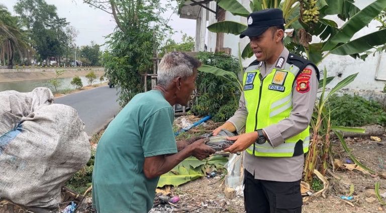 Polsek Belitang I Gelar Aksi Sosial, Bagikan Sedekah untuk Pererat Silahturahmi dengan Warga