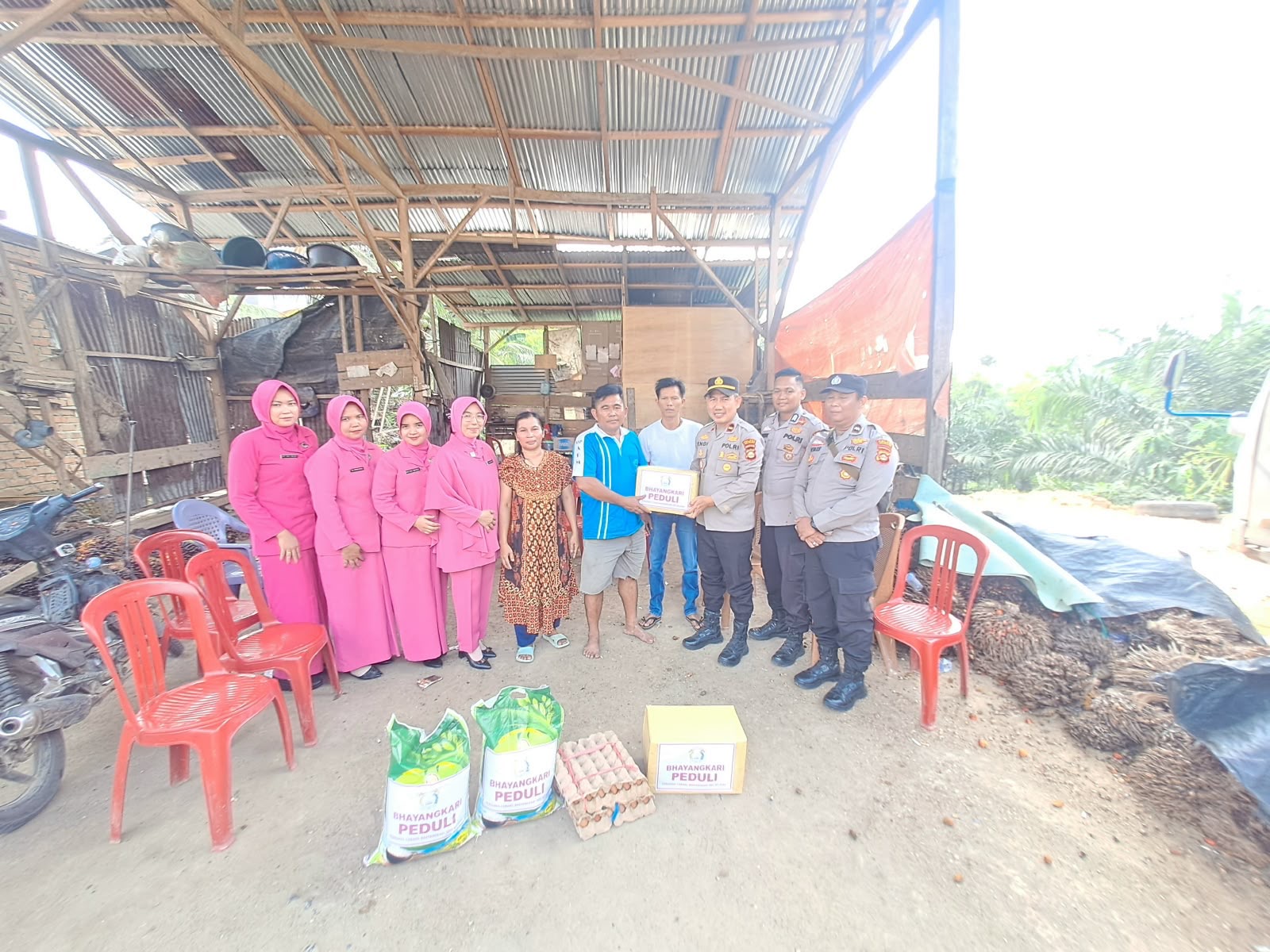 Wujud Kepedulian, Polsek Buay Pemaca Bersama Bhayangkari Salurkan Bantuan bagi Korban Kebakaran di Desa Sumber Raya