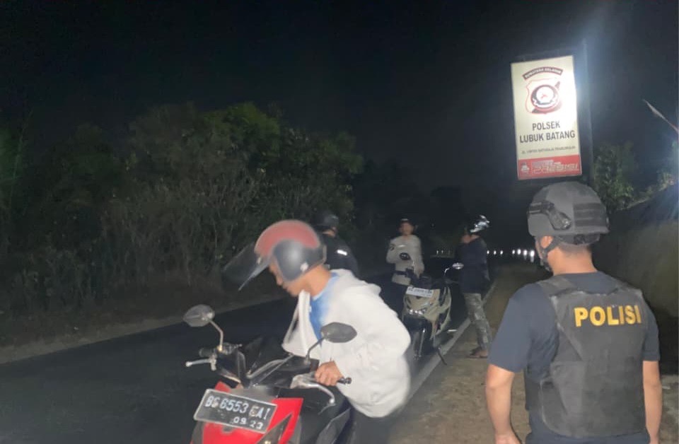 Cegah Kejahatan Jalanan, Polsek Lubuk Batang Polres OKU Gelar Patroli Malam