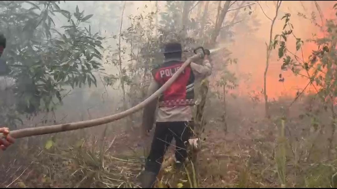 Api membakar lahan di Perigi, Polres OKI dan warga berjibaku cegah karhutla meluas