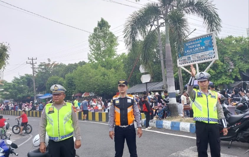 Sat Lantas Polres OKU Bersama Dishub Laksanakan Pengamanan dan Pengaturan Lalu Lintas Kegiatan Car Free Day di Taman Kota Baturaja  berlalu lintas di wilayah Kabupaten OKU.