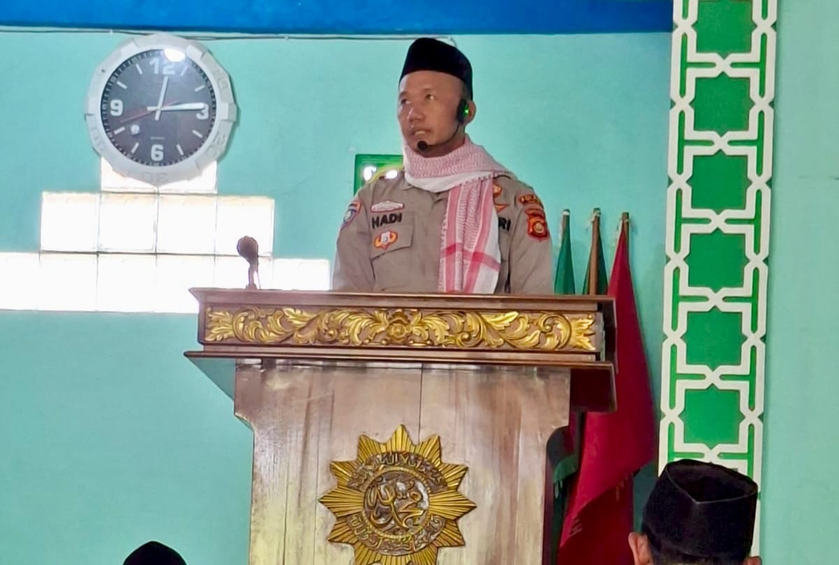 Kanit Binmas Polsek Semidang Aji Polres OKU Jadi Khatib Jumat, Ajak Jemaah Jaga Lingkungan dan Tolak Karhutla