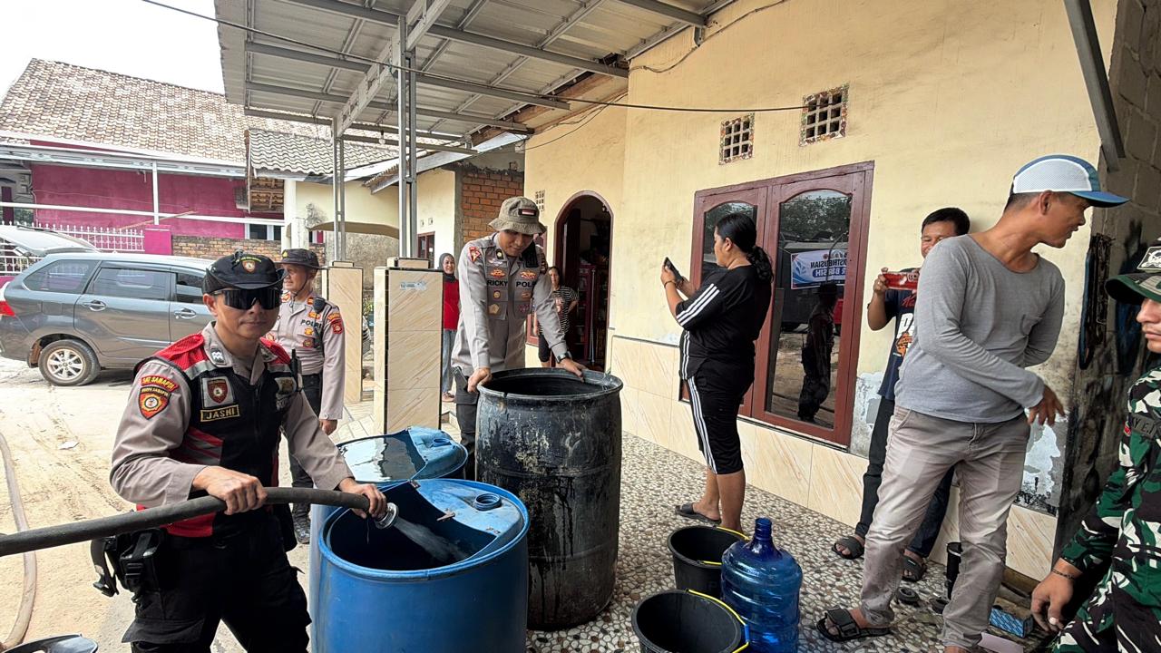 Kemarau Panjang, Polres OKI Bersama TNI dan BPBD Salurkan Air Bersih untuk Warga Jua-Jua dan sidakersa